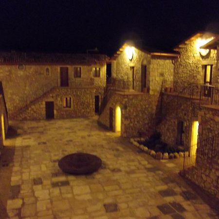 Hotel Il Feudo Dei Pierleoni Celano Bagian luar foto