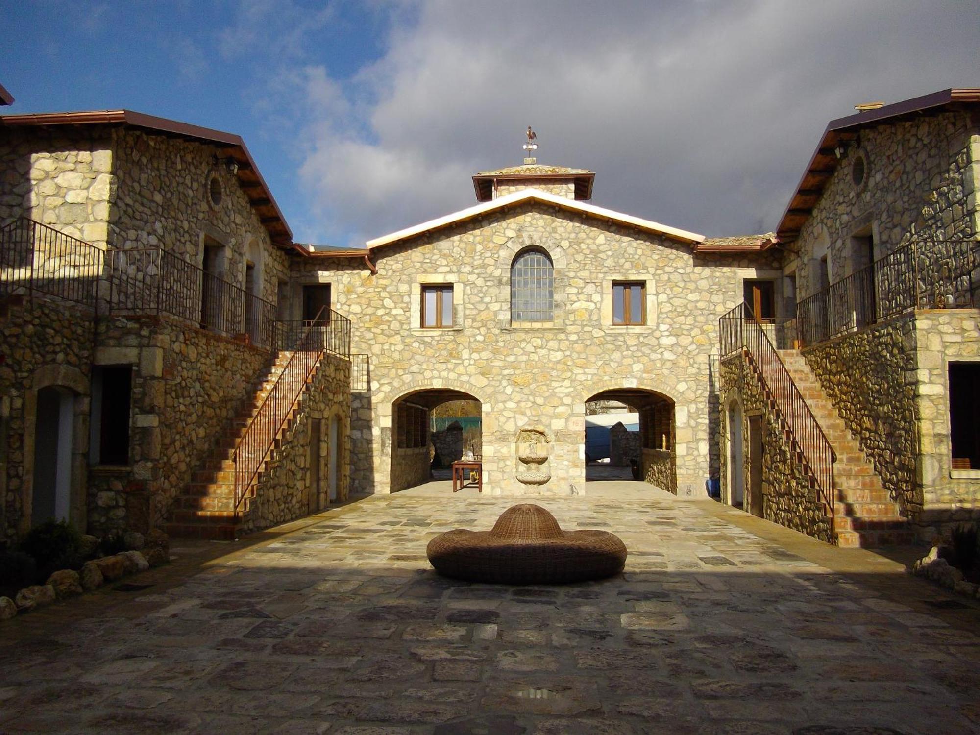 Hotel Il Feudo Dei Pierleoni Celano Bagian luar foto