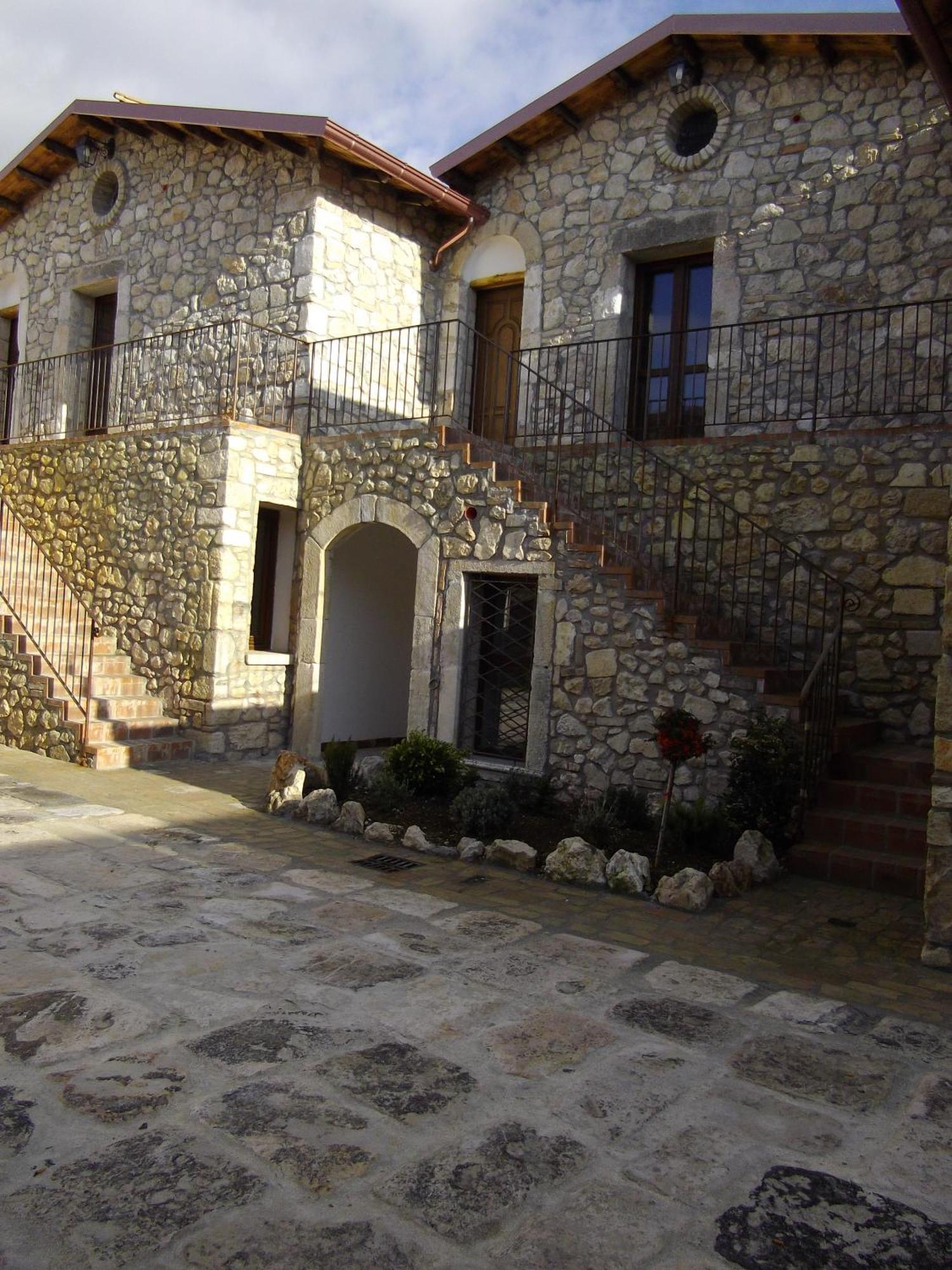 Hotel Il Feudo Dei Pierleoni Celano Bagian luar foto