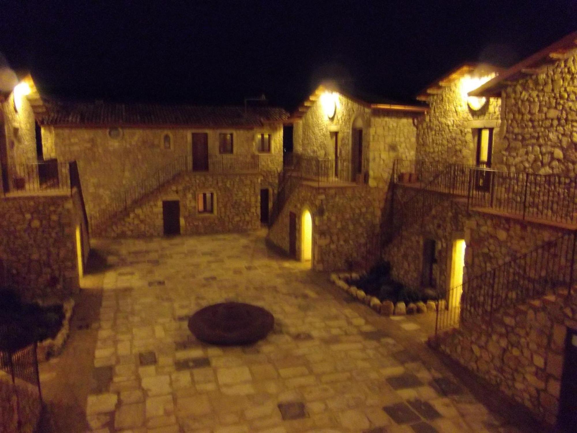 Hotel Il Feudo Dei Pierleoni Celano Bagian luar foto