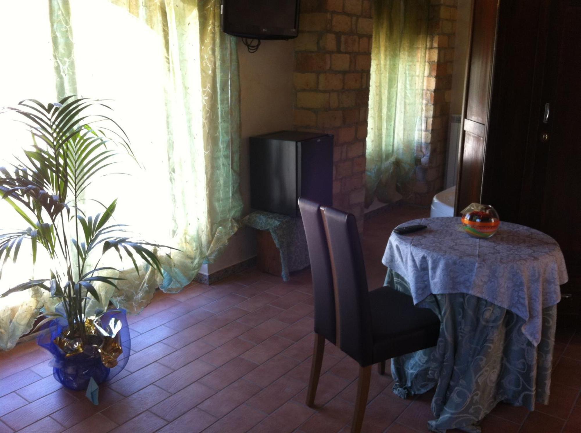Hotel Il Feudo Dei Pierleoni Celano Ruang foto