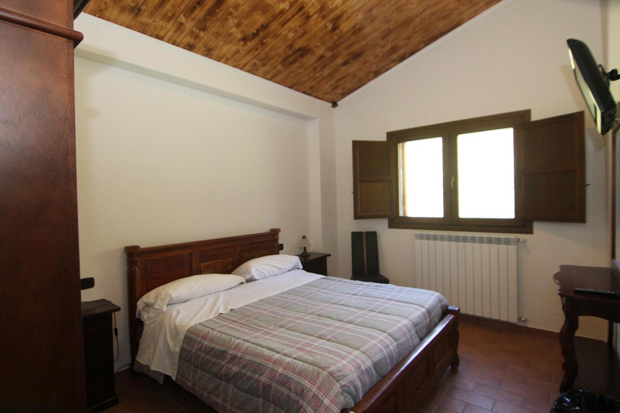 Hotel Il Feudo Dei Pierleoni Celano Bagian luar foto