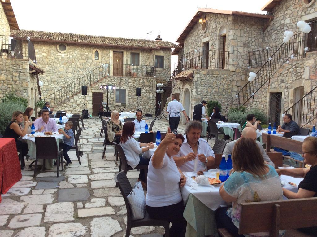 Hotel Il Feudo Dei Pierleoni Celano Bagian luar foto