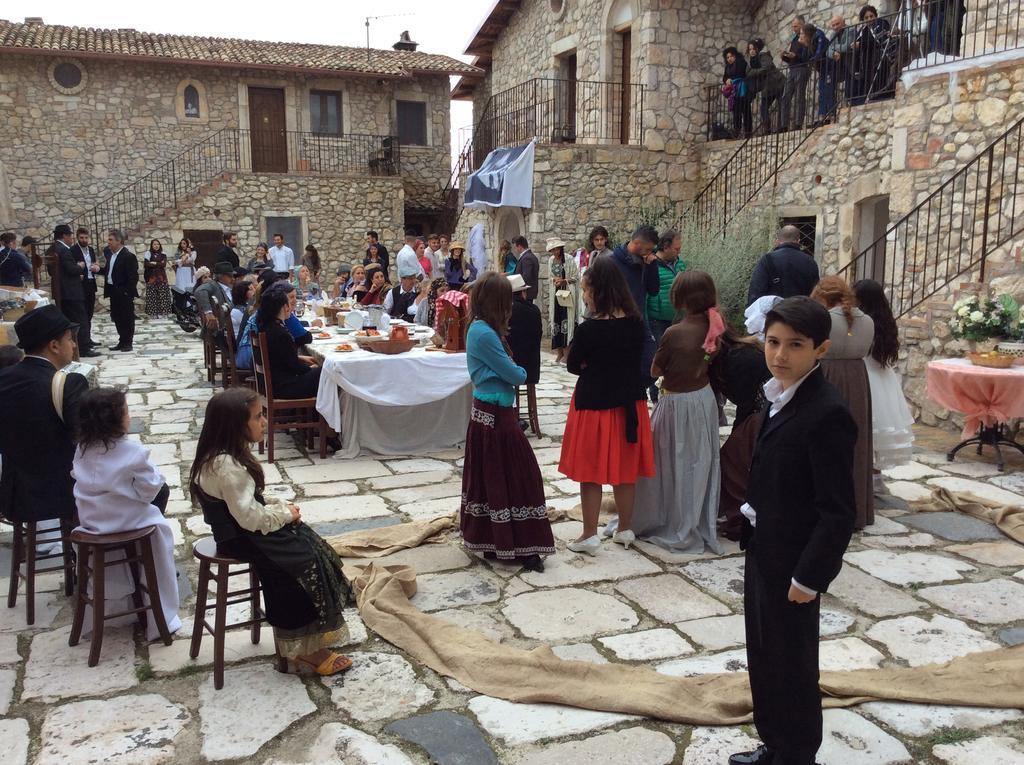 Hotel Il Feudo Dei Pierleoni Celano Bagian luar foto